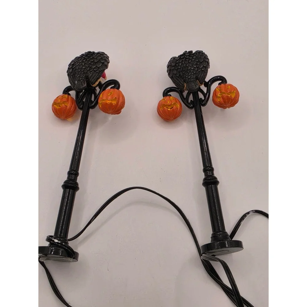 Department 56 Snow Village Halloween Gothic Street Lamp Vulture 2pc Set 56.52961